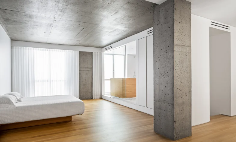 САТИНОВЫЙ НАТЯЖНОЙ ПОТОЛОК С ФОТОПЕЧАТЬЮ НА ВСЮ ПЛОЩАДЬ С ЭФФЕКТОМ БЕТОННОЙ СТЕНЫ ПРЕКРАСНО ГАРМОНИРУЕТ В ИНТЕРЬЕРЕ 