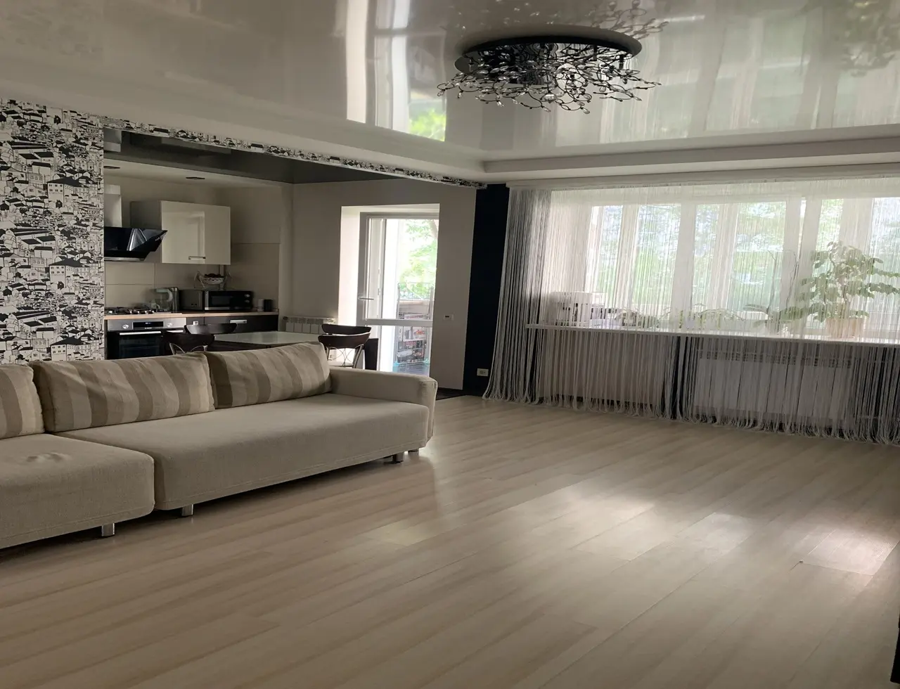 Глянцевый потолок в гостиную с фотопечатью 14 м.кв.