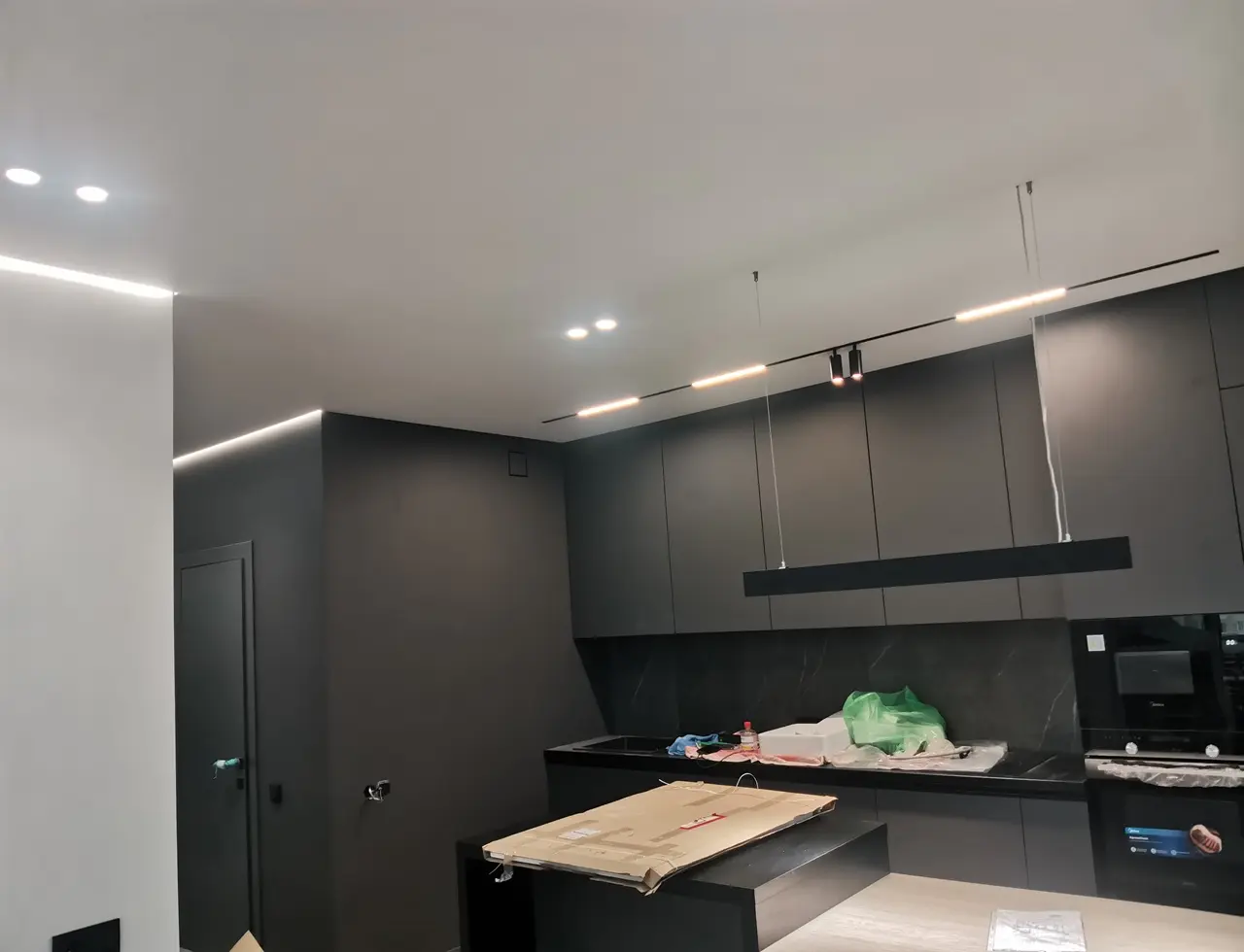 Матовый потолок со встроенной трековой системой 24 м.кв.