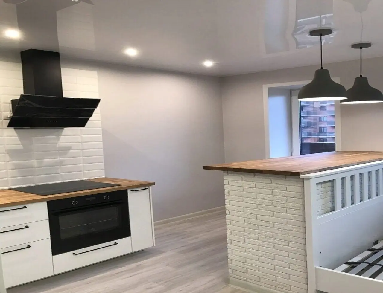 Глянцевый потолок на кухню 8 м.кв.