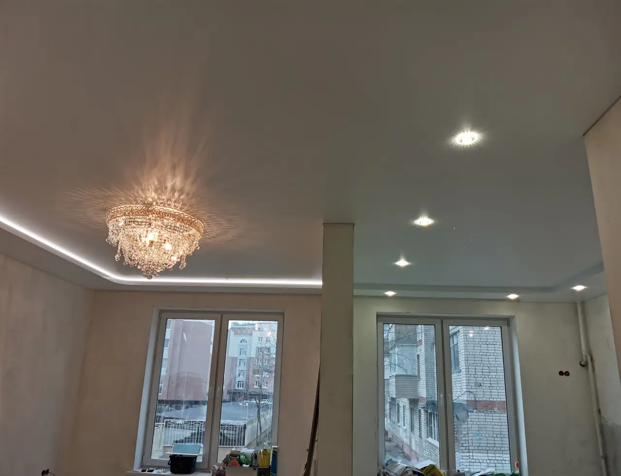 Двухуровневый потолок в кухне и гостиной 24 м.кв.