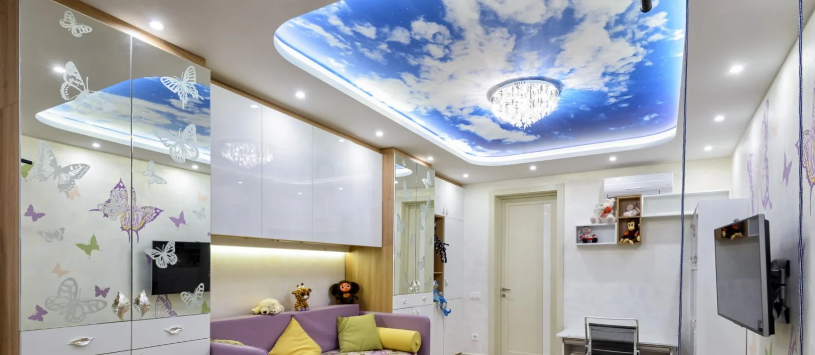 ДВУХУРОВНЕВЫЙ НАТЯЖНОЙ ПОТОЛОК С ПОДСВЕТКОЙ В ДЕТСКОЙ, ГДЕ ВЕРХНИЙ УРОВЕНЬ ВЫПОЛНЕН С НАНЕСЕНИЕМ РИСУНКА НА БЕЛОЕ САТИНОВОЕ ПОЛОТНО