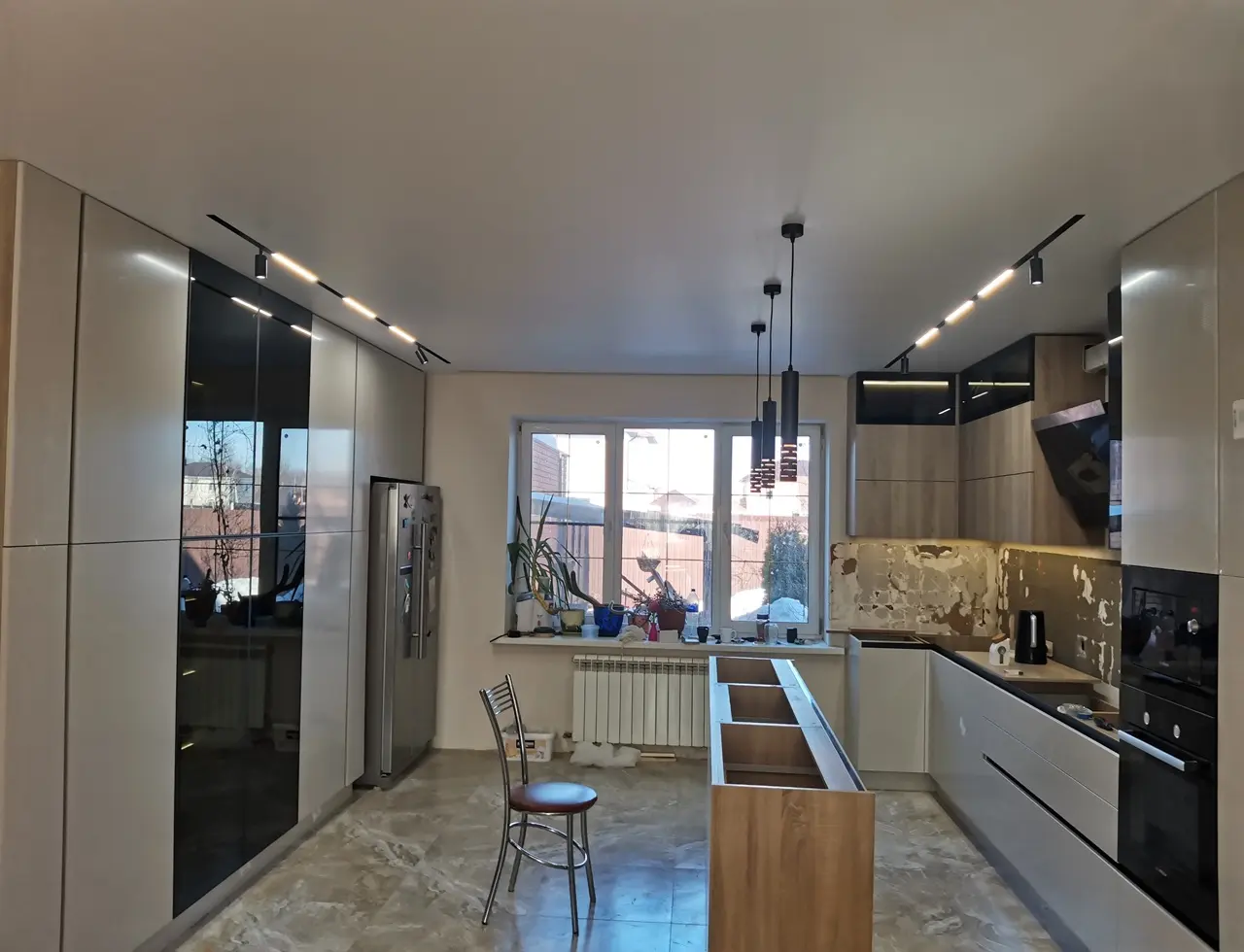 Матовый потолок со встроенной трековой системой 20 м.кв.