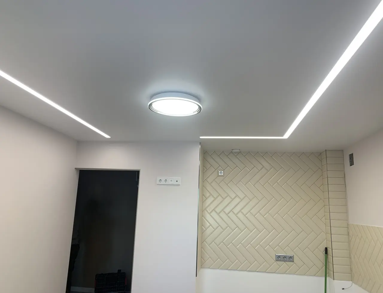 Световые линии на кухне 11 м.кв.