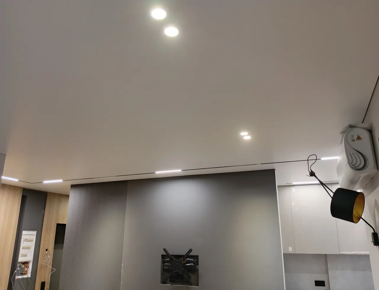 Трековая система в матовом натяжном потолке 20 м.кв.