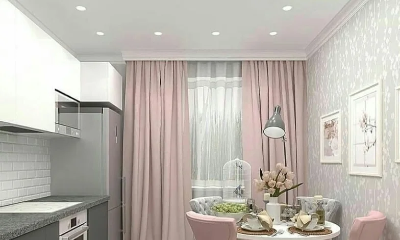 САТИНОВЫЙ НАТЯЖНОЙ ПОТОЛОК НА КУХНЮ С ТОЧЕЧНЫМИ СВЕТИЛЬНИКАМИ И НИШЕЙ ПОД ШТОРЫ