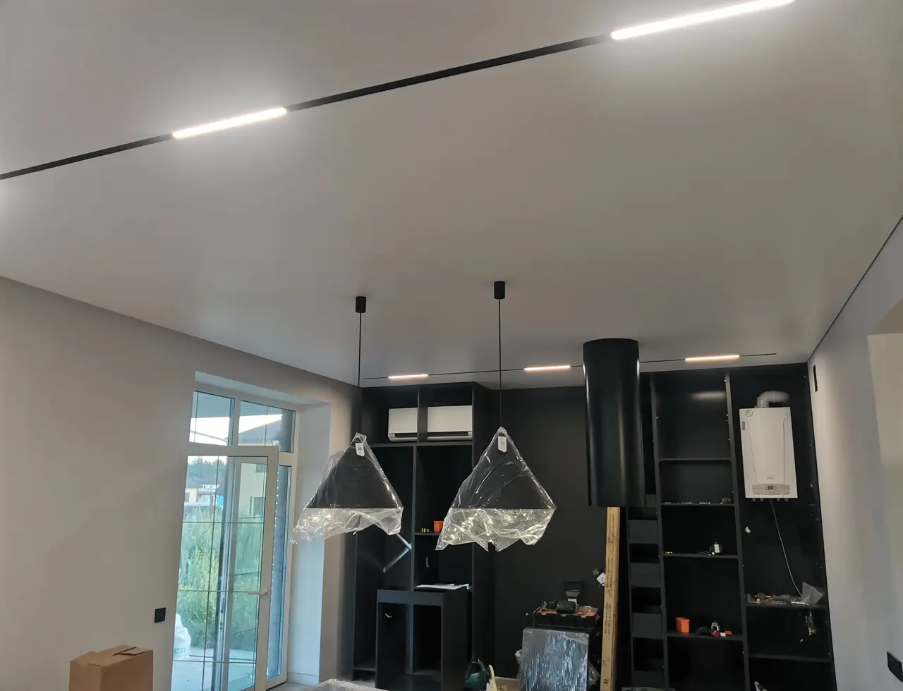 Матовый потолок со встроенной трековой системой 14 м.кв.