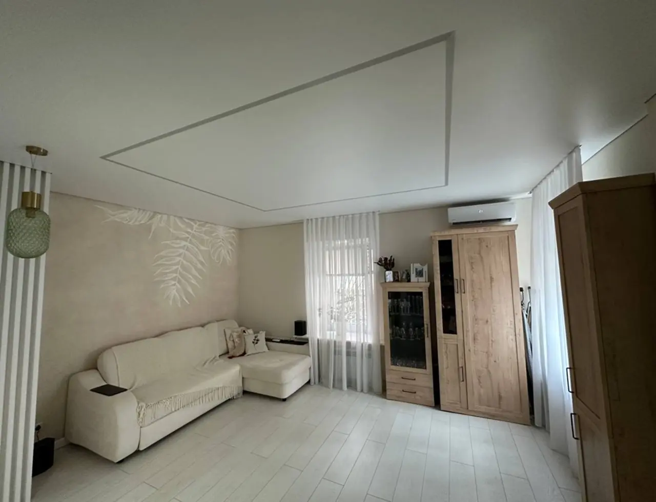 Световые линии в матовом потолке 20 м.кв.