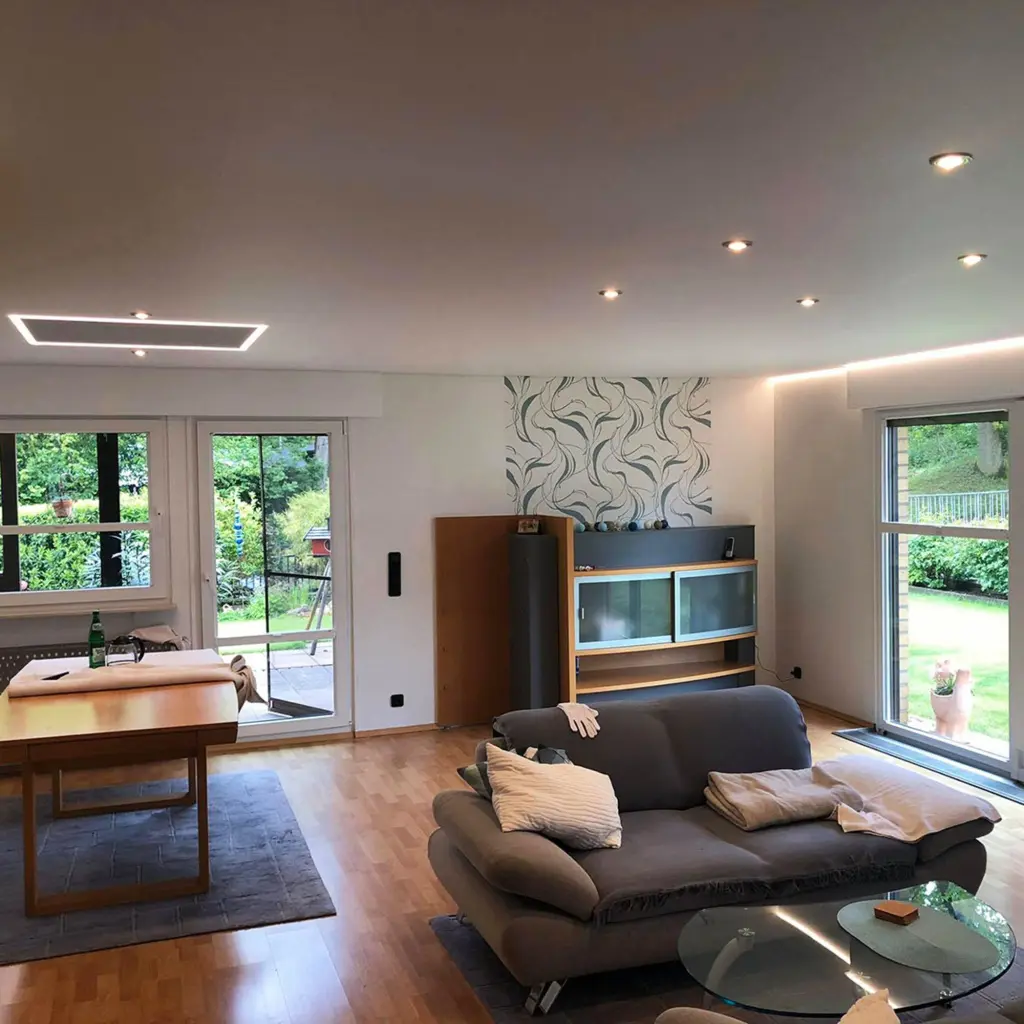 Сатиновый потолок обладает выразительной фактурой, напоминающей дорогую шелковую ткань с мягким перламутровым блеском. 