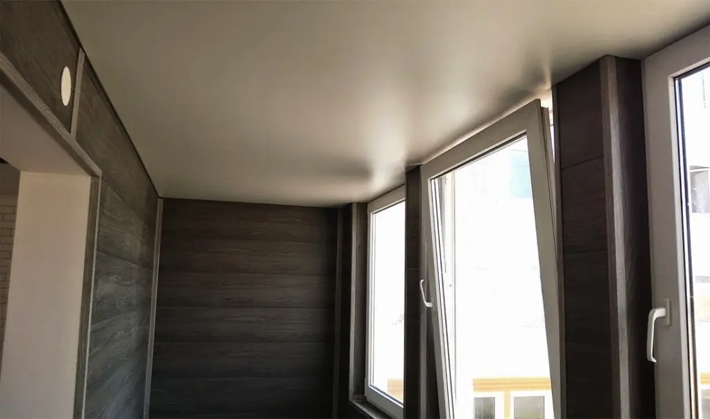 Натяжные потолки можно устанавливать на балконах.