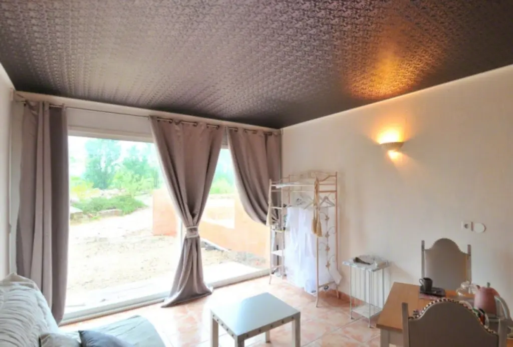 Полотно для натяжного потолка изготавливается из плотной ткани с добавлением полиэстера