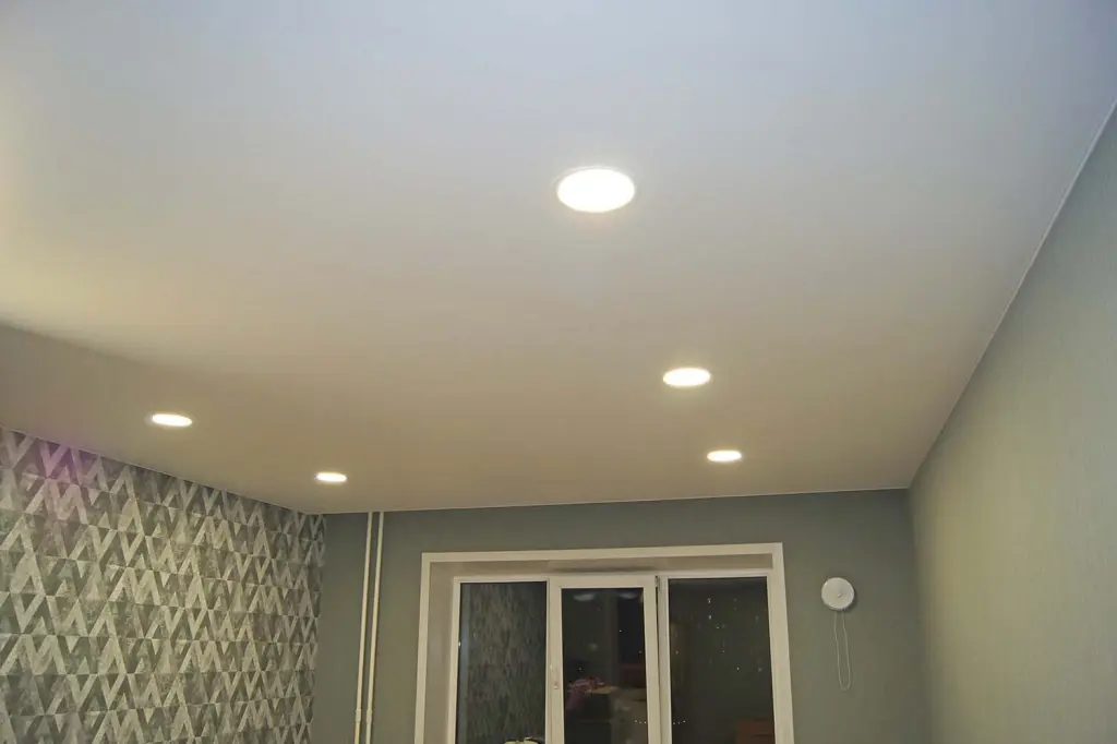 Матовый потолок характеризуется своей ровной поверхностью