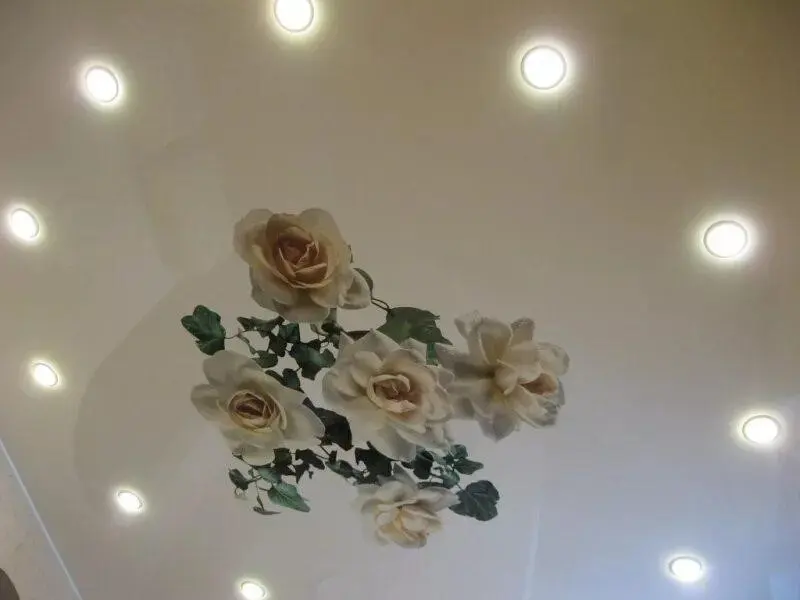 Как заделать дырку в натяжном потолке?