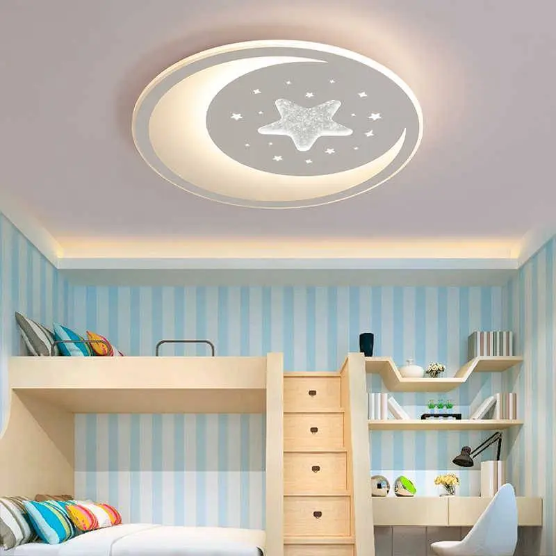 На фото натяжных потолков в интерьере детской комнаты можно увидеть преимущественно светлые тона.